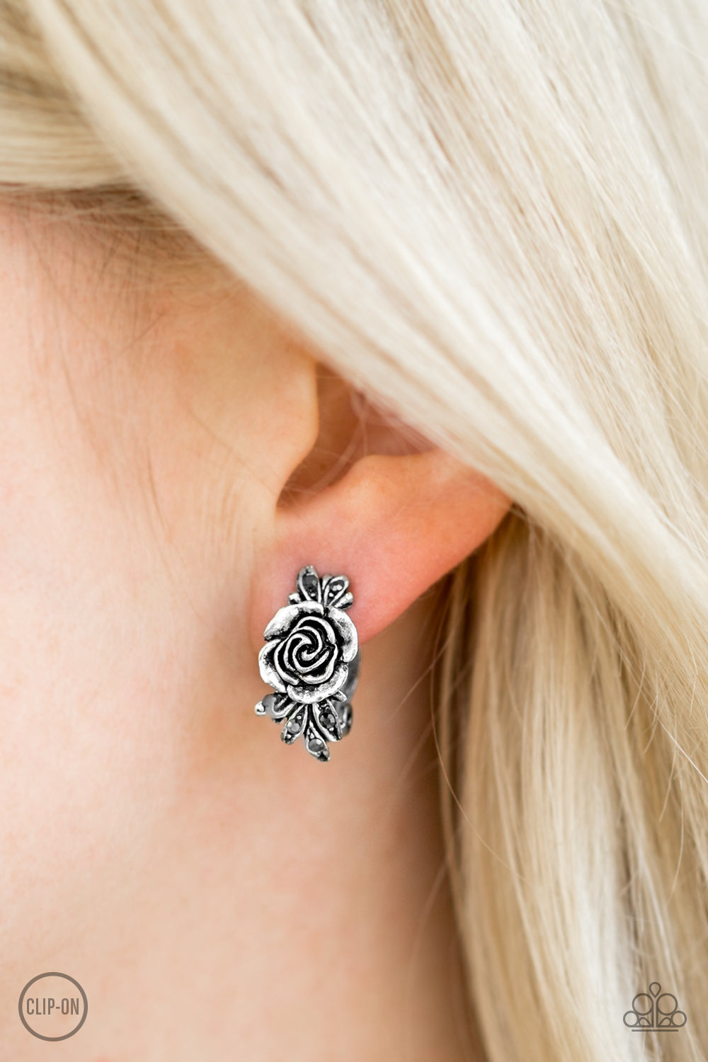 Paparazzi ♥ Rose Garden Radiance - Silver ♥  Clip-On
