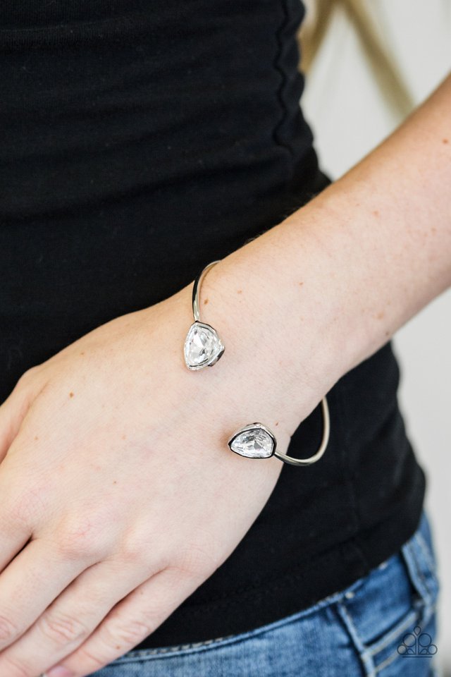 Paparazzi ♥ Stunning Standout - White ♥ Bracelet