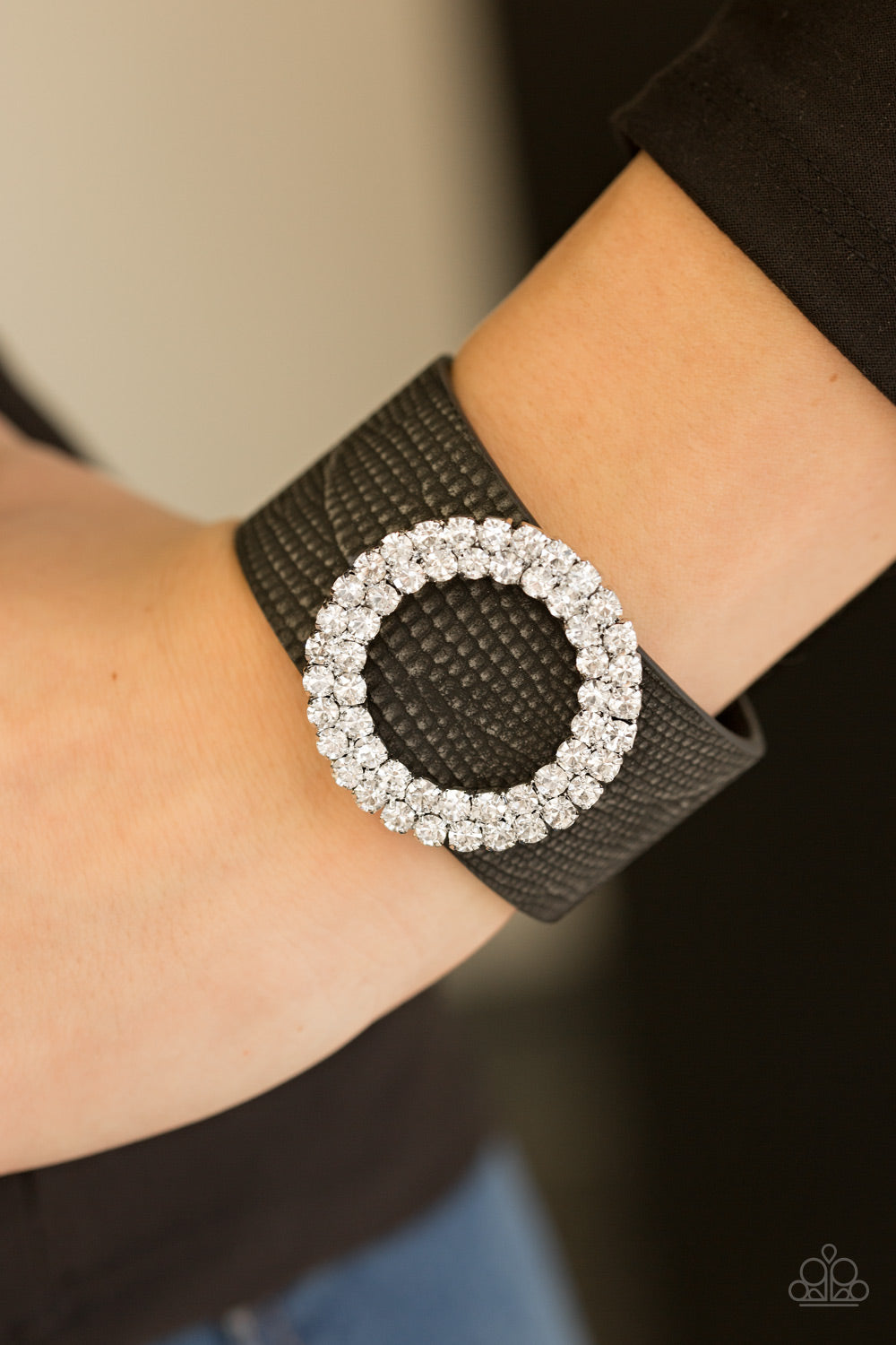 Paparazzi ♥ Ring In The Bling - Black ♥  Bracelet