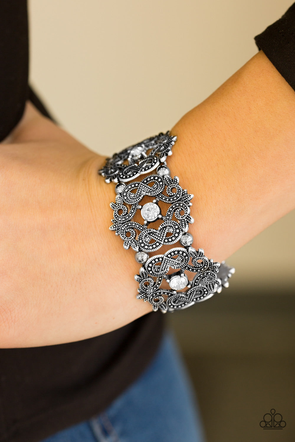 Paparazzi ♥ EMPRESS-ive Shimmer - White ♥  Bracelet