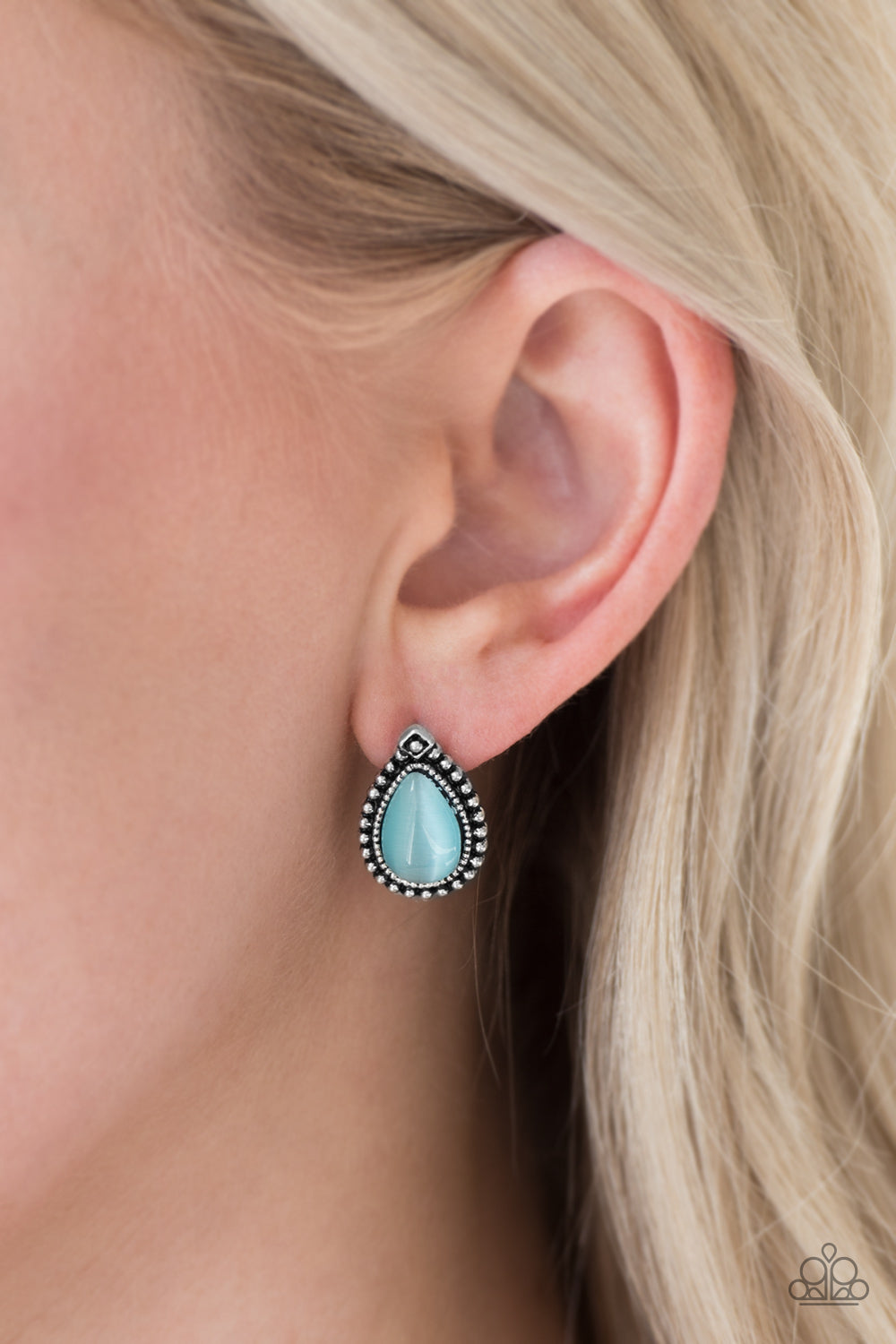 Paparazzi ♥ Wouldnt GLEAM Of It - Blue Post ♥  Post Earrings