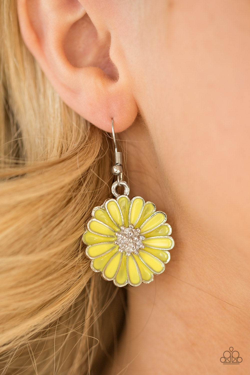 Paparazzi ♥ Distracted By Daisies - Yellow ♥  Earrings