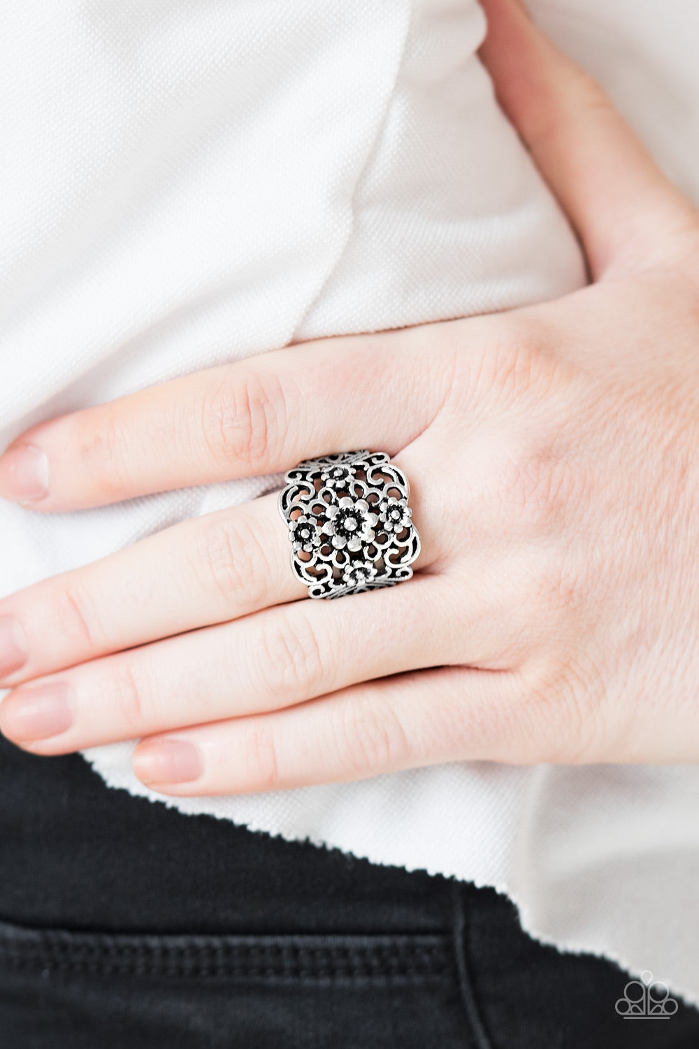 Paparazzi ♥ Divinely Daisy - Silver ♥  Ring