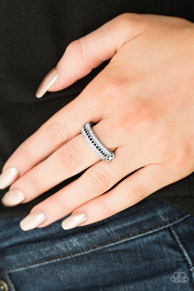 Paparazzi ♥ Turn The Other CHIC - Black ♥ Ring