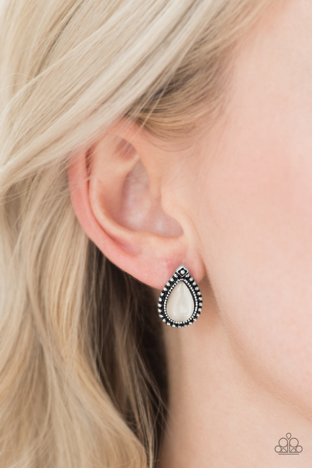 Paparazzi ♥ Wouldnt GLEAM Of It - White Post ♥  Post Earrings