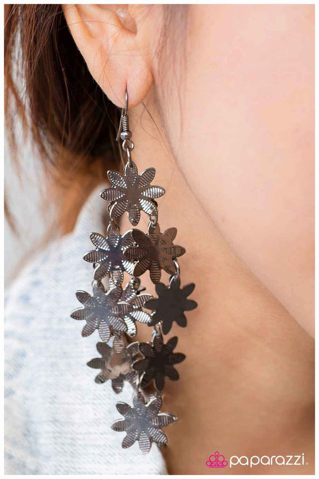plunging-petals-p5wh-bkxx-006xx