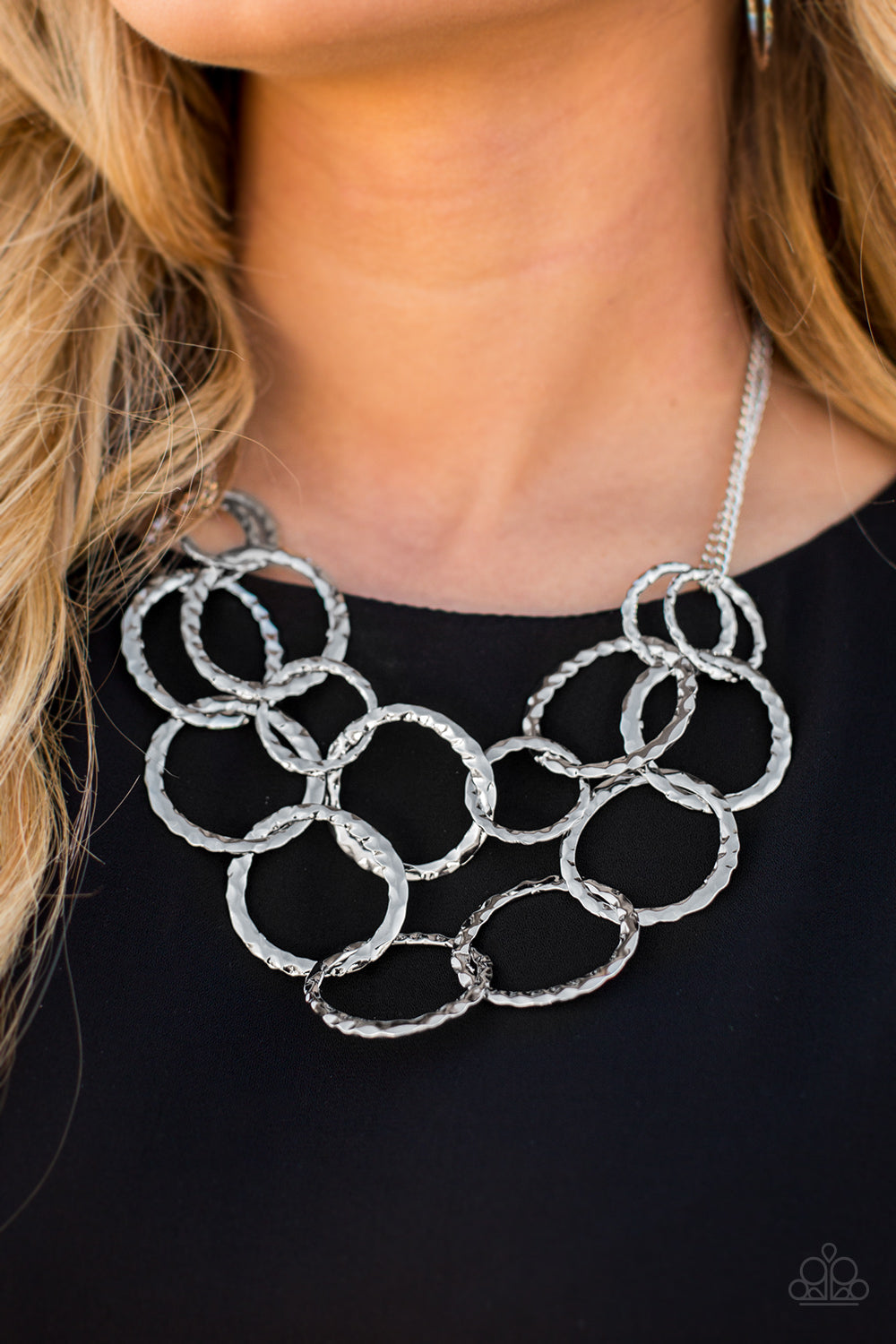 Paparazzi ♥ Radiant Ringmaster - Silver ♥  Necklace