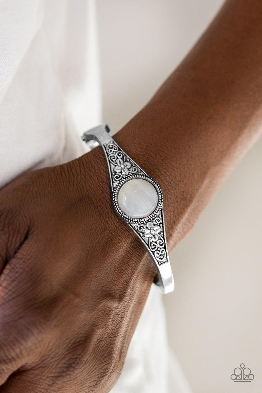 Paparazzi ♥ Modernly Meadow - White ♥  Bracelet