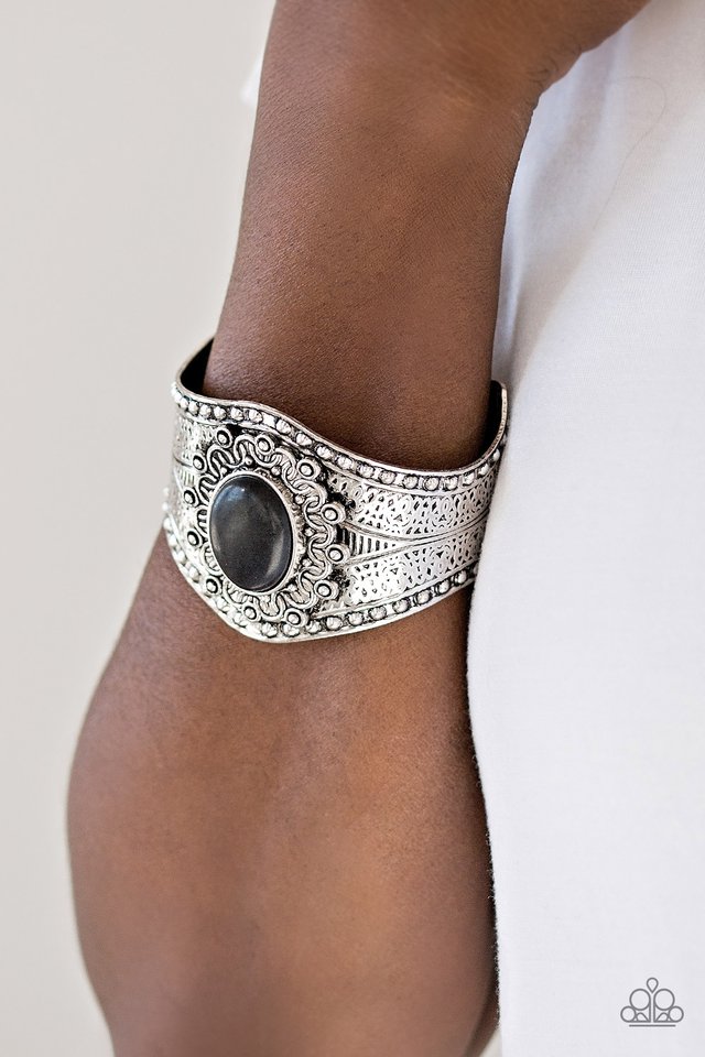 Paparazzi ♥ Mojave Majesty - Black ♥ Bracelet