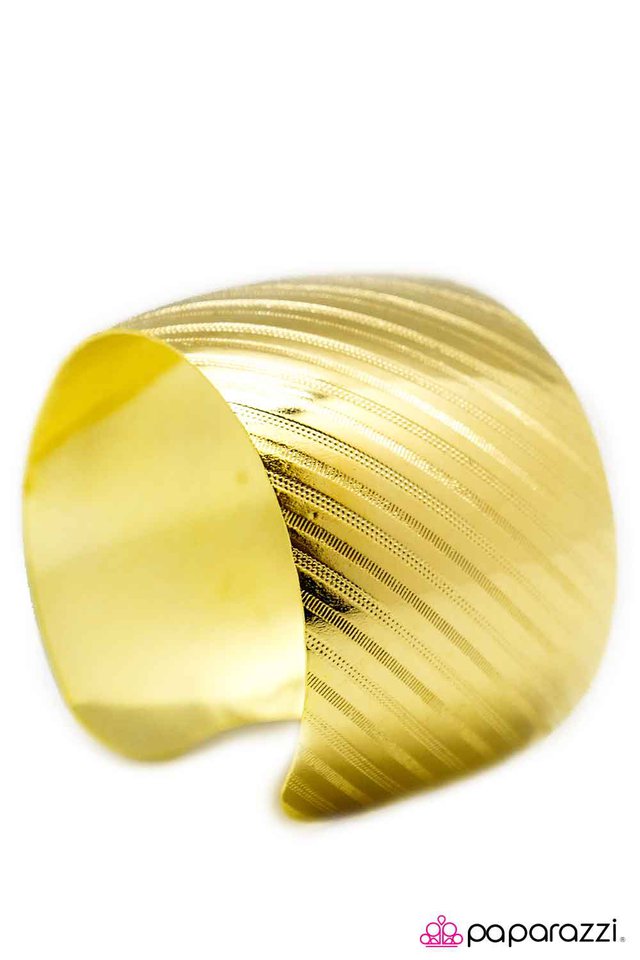 Paparazzi ♥ Stripe Up a Conversation - Gold ♥ Bracelet