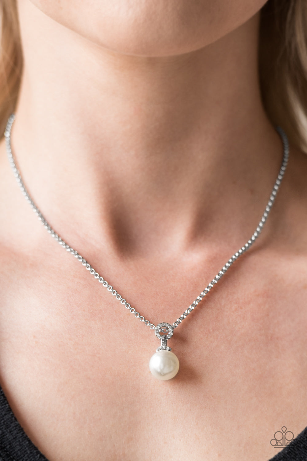 Paparazzi ♥ Glamour Girl - White ♥  Necklace