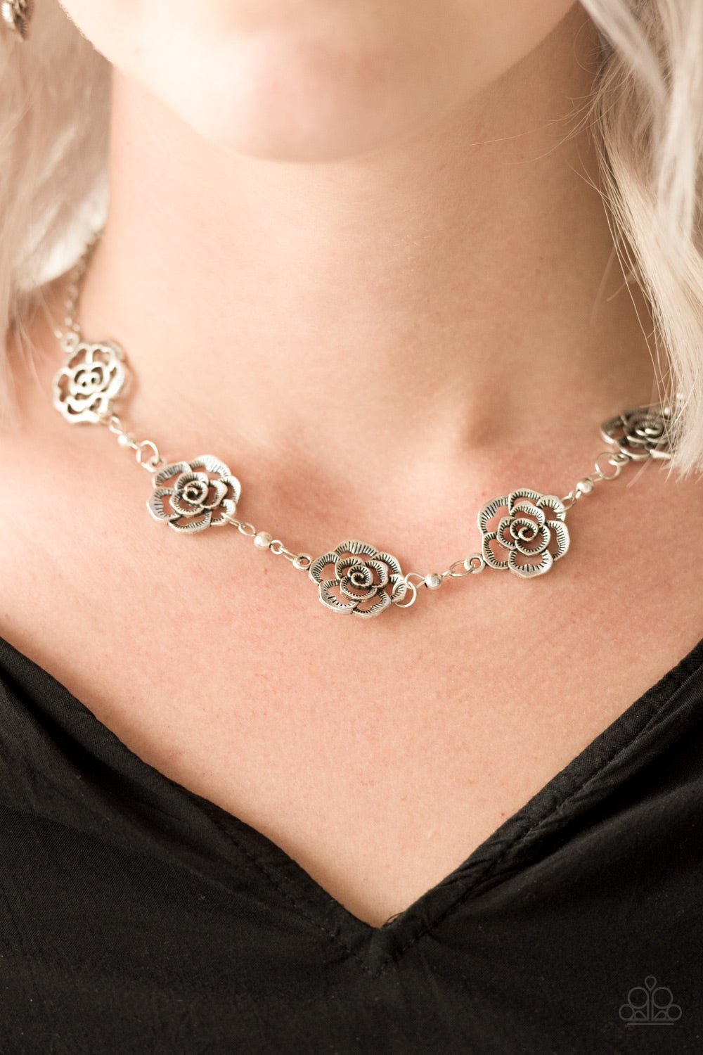 Paparazzi ♥ Rosebud Rapture - Silver ♥  Necklace