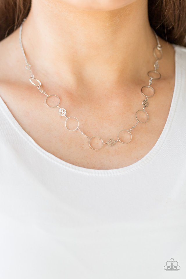 Paparazzi ♥ Demurely Dainty - Silver ♥ Necklace