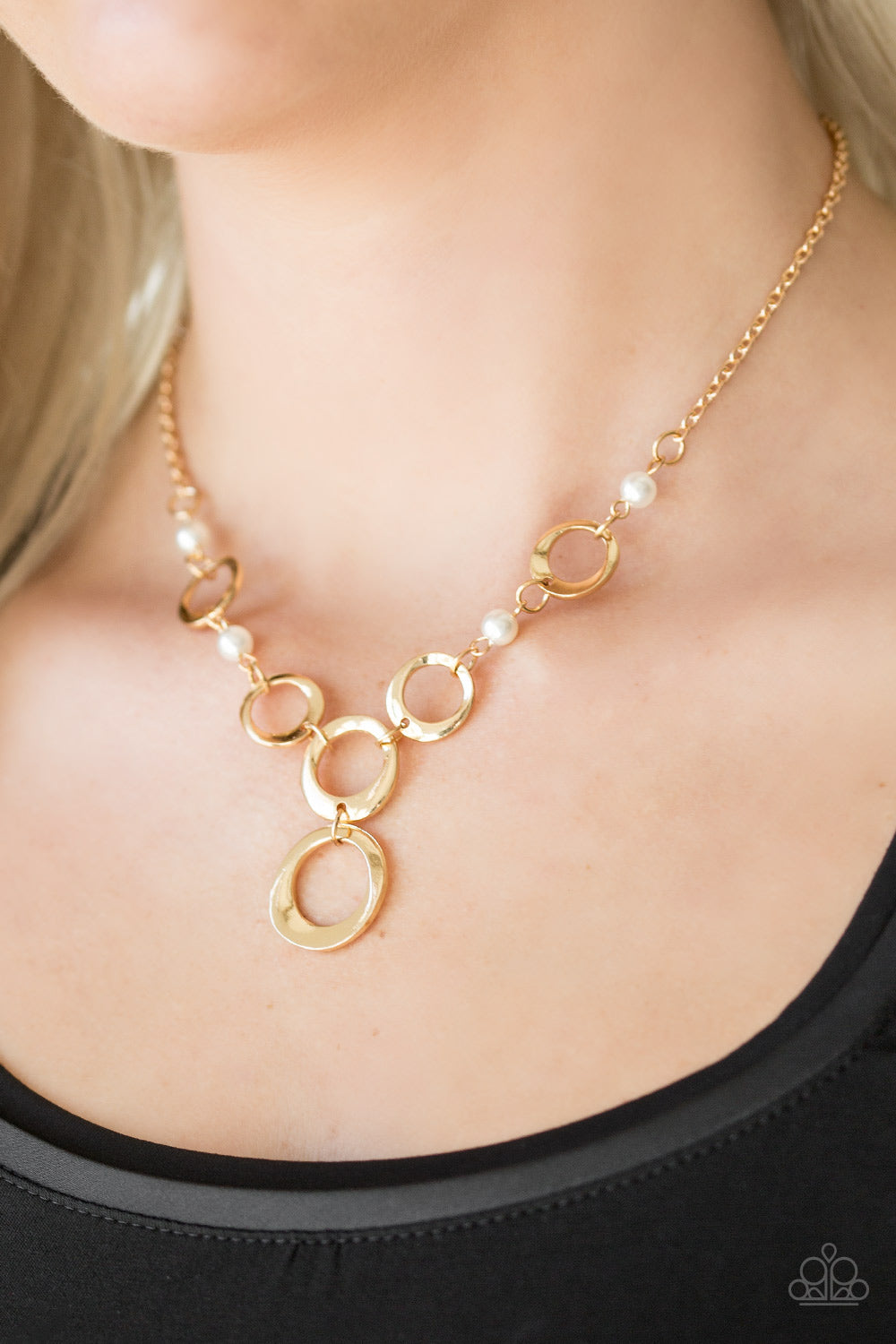 Paparazzi ♥ Perfectly Poised - Gold ♥  Necklace
