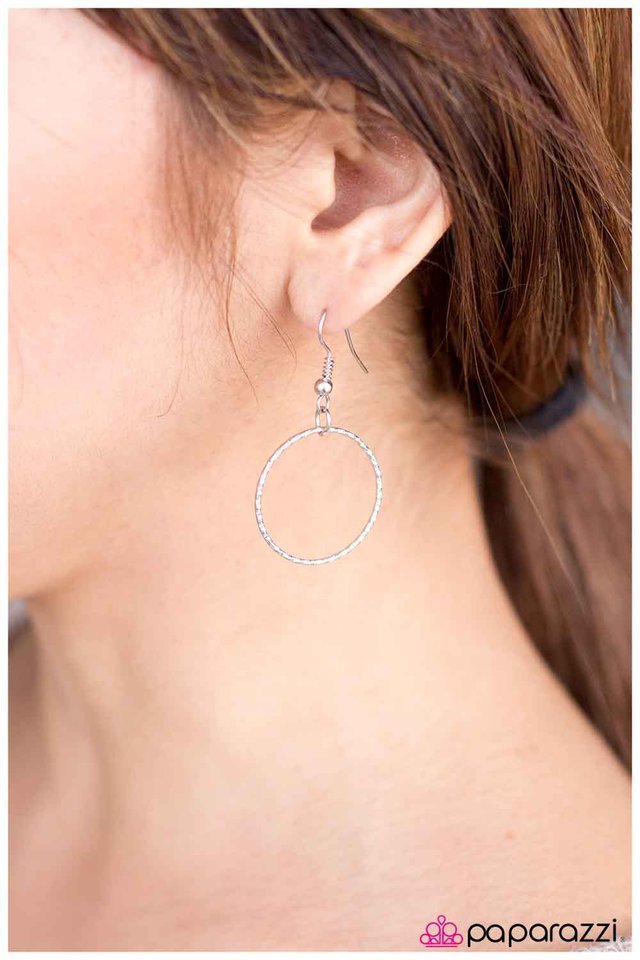 Paparazzi ♥ Get In the Ring - Silver ♥ Necklace