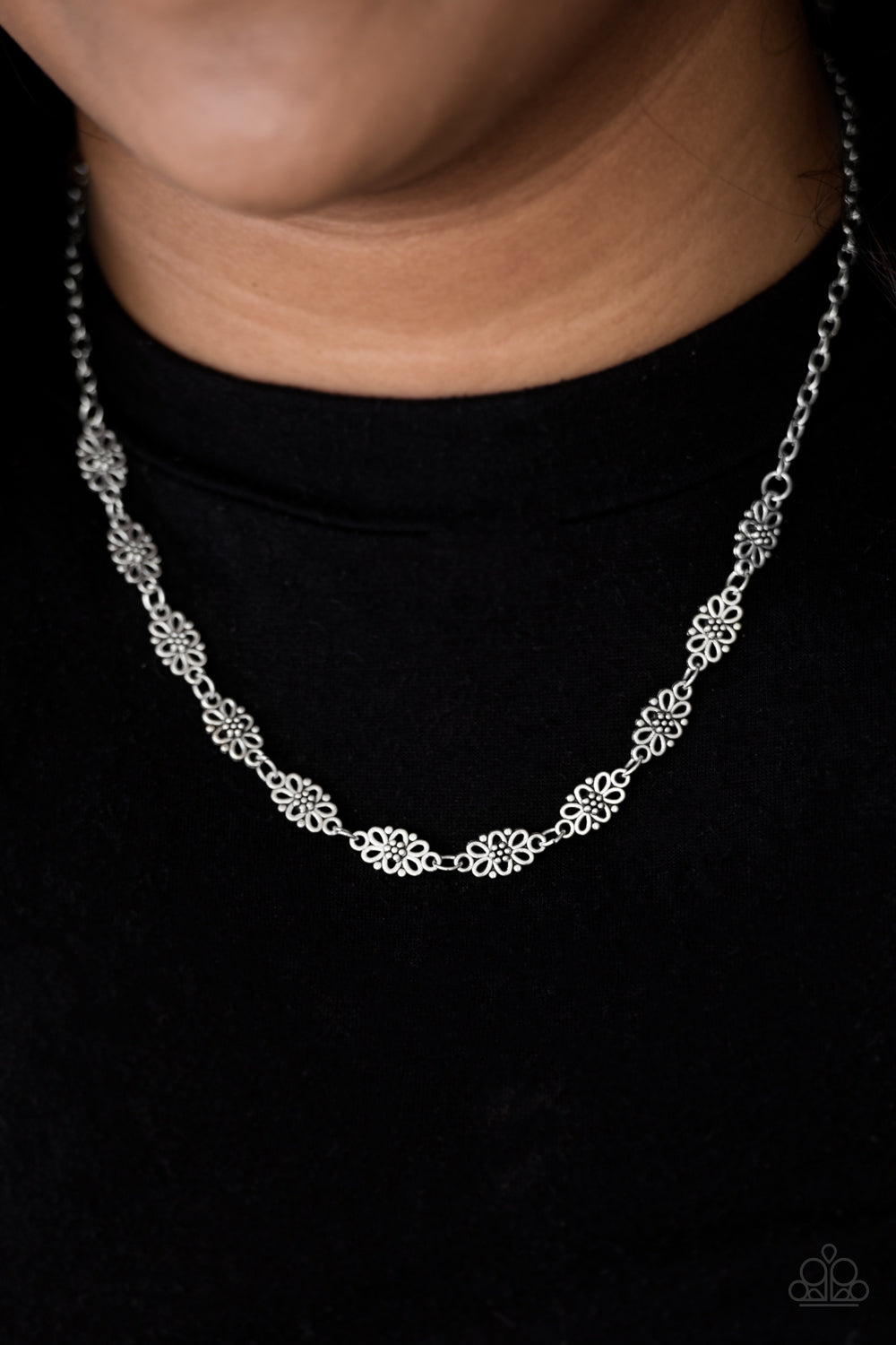 Paparazzi ♥ Daisy Dream - Silver ♥  Necklace