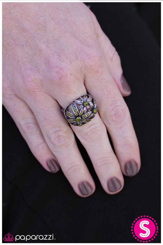 Paparazzi ♥ Staying Planted - Green ♥ Ring