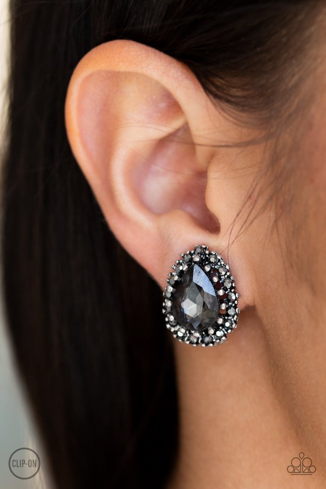 Paparazzi ♥ Quintessentially Queen - Silver Clip-On ♥ Clip-On