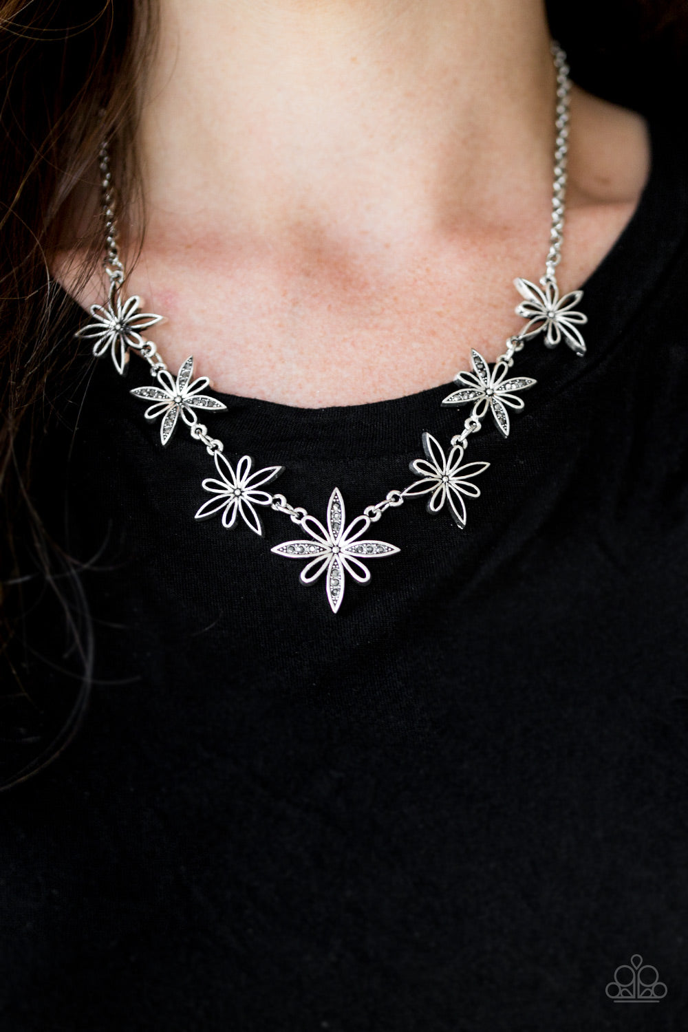 Paparazzi ♥ Decked Out In Daisies - Silver ♥  Necklace