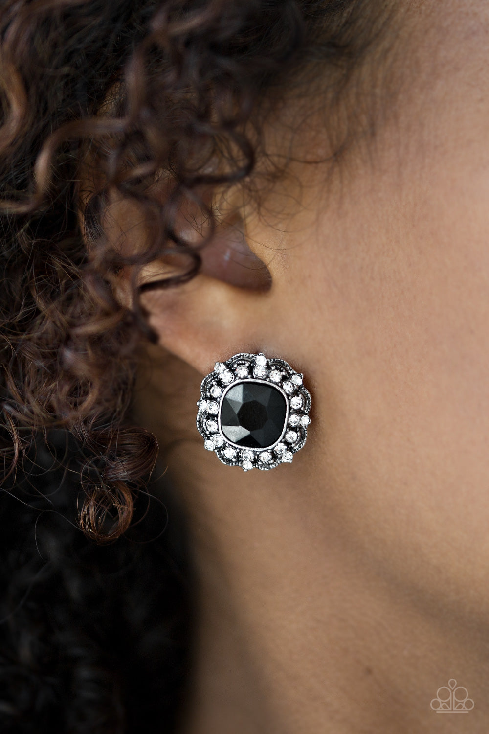 Paparazzi ♥ Starry Starlet - Black ♥  Post Earrings