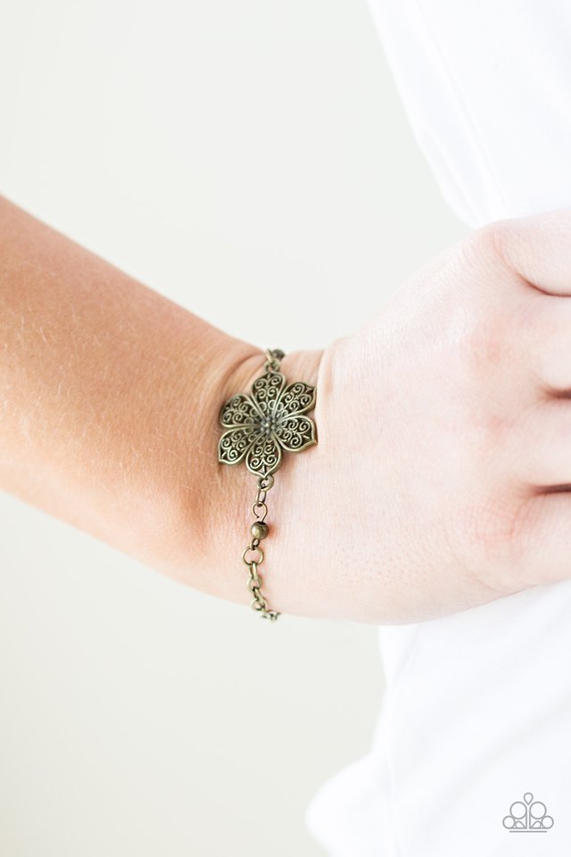 Paparazzi ♥ Bermuda Bloom - Brass ♥ Bracelet