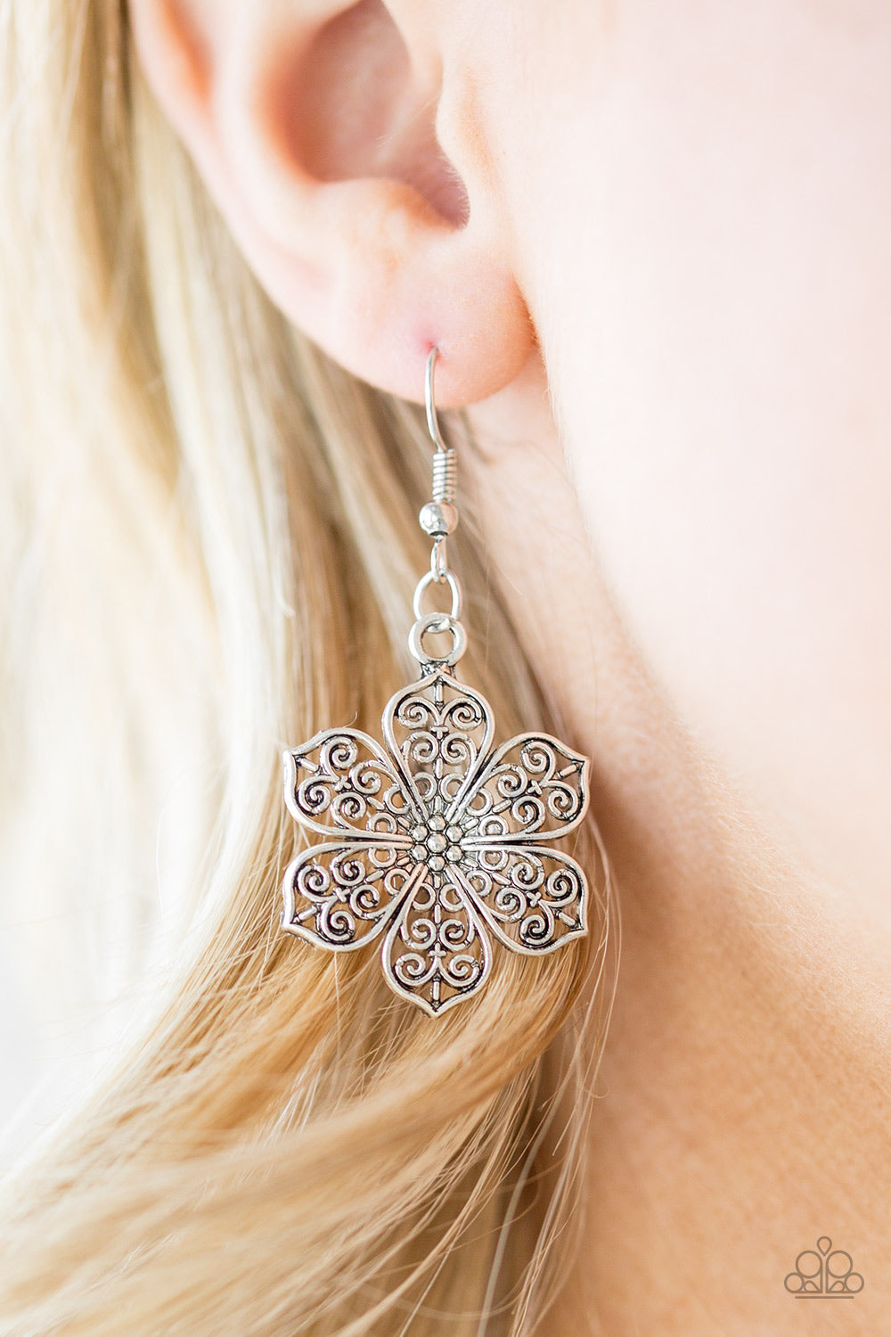 Paparazzi ♥ Island Maven - Silver ♥  Necklace