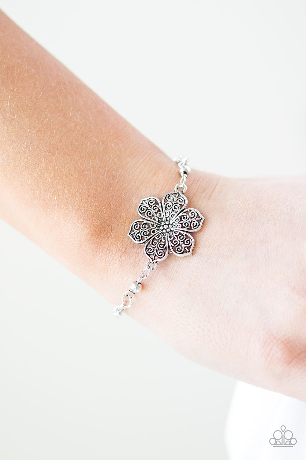 Paparazzi ♥ Bermuda Bloom - Silver ♥  Bracelet