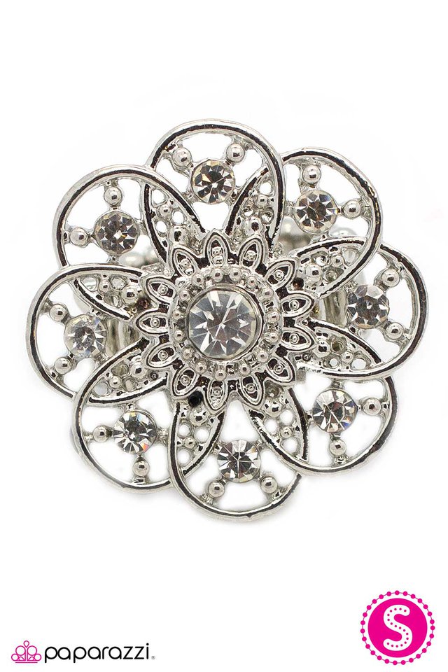 Paparazzi ♥ Give It A Whirl - White ♥ Ring