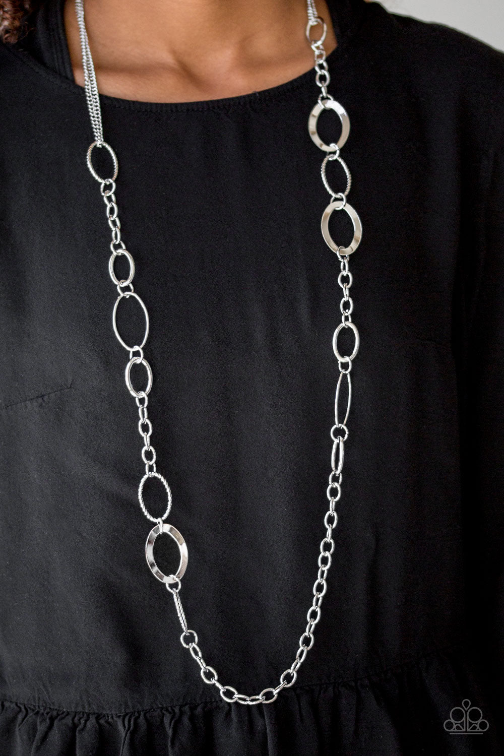 Paparazzi ♥ Chain Cadence - Silver ♥  Necklace
