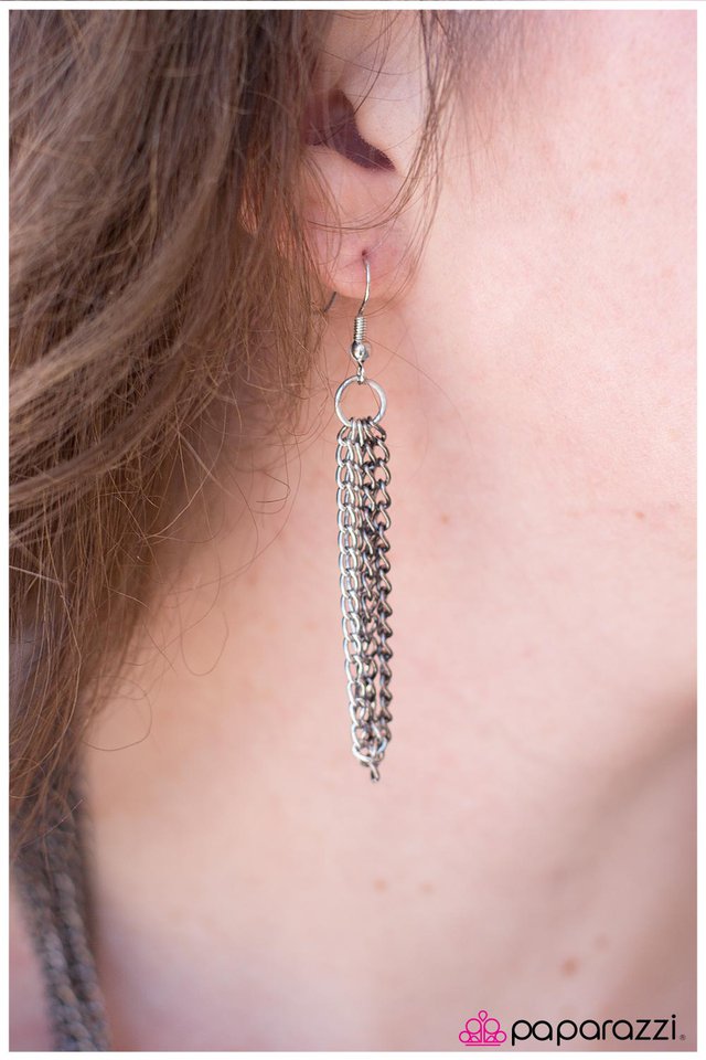 Paparazzi ♥ The Matchup - Silver ♥ Necklace