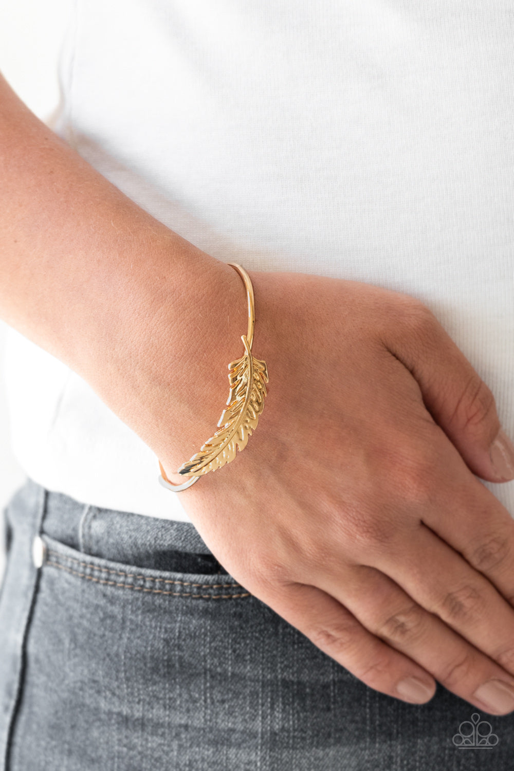 Paparazzi ♥ How Do You Like This FEATHER? - Gold ♥  Bracelet