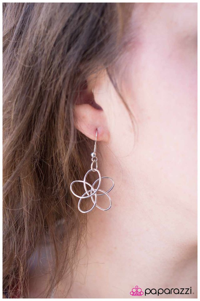 Paparazzi ♥ Brilliant Blossoms - Silver ♥ Necklace