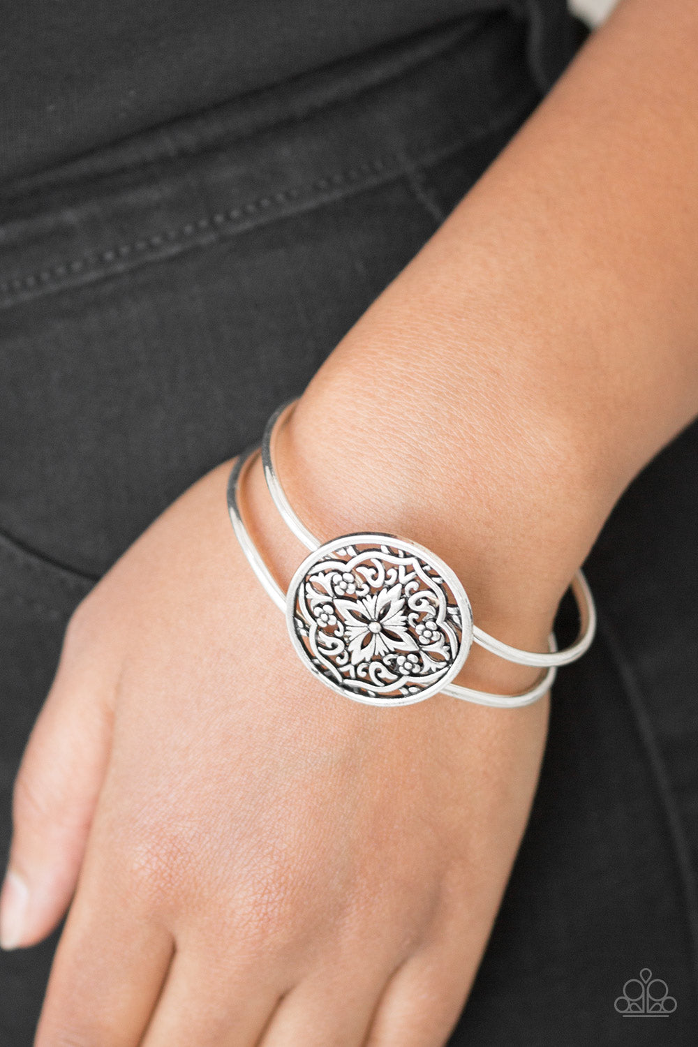 Paparazzi ♥ Mandala Majesty - Silver ♥  Bracelet