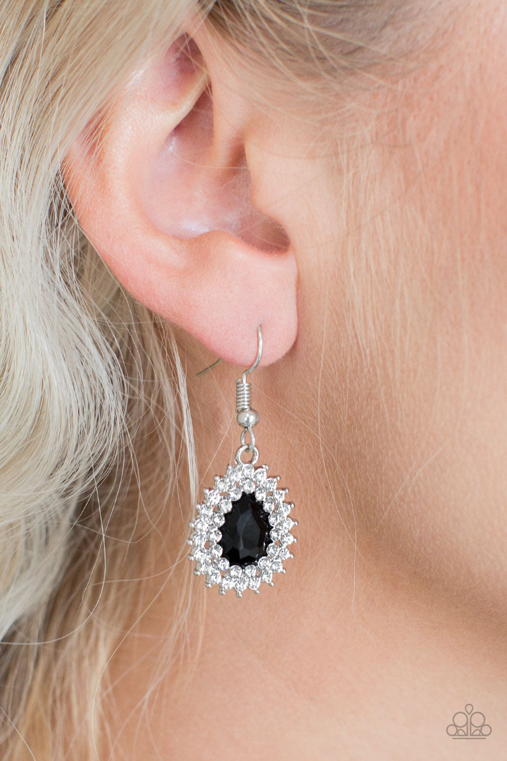 Paparazzi ♥ Star-Crossed Starlet - Black ♥  Earrings