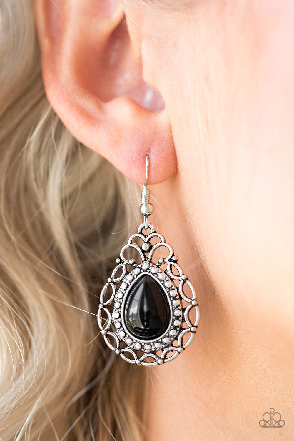 Paparazzi ♥ Flirty Finesse - Black ♥  Earrings