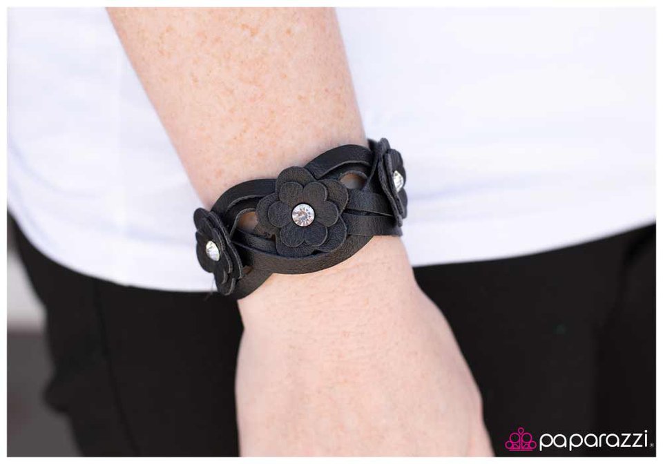 weaving-down-the-garden-path-p9ur-bkur-004xx