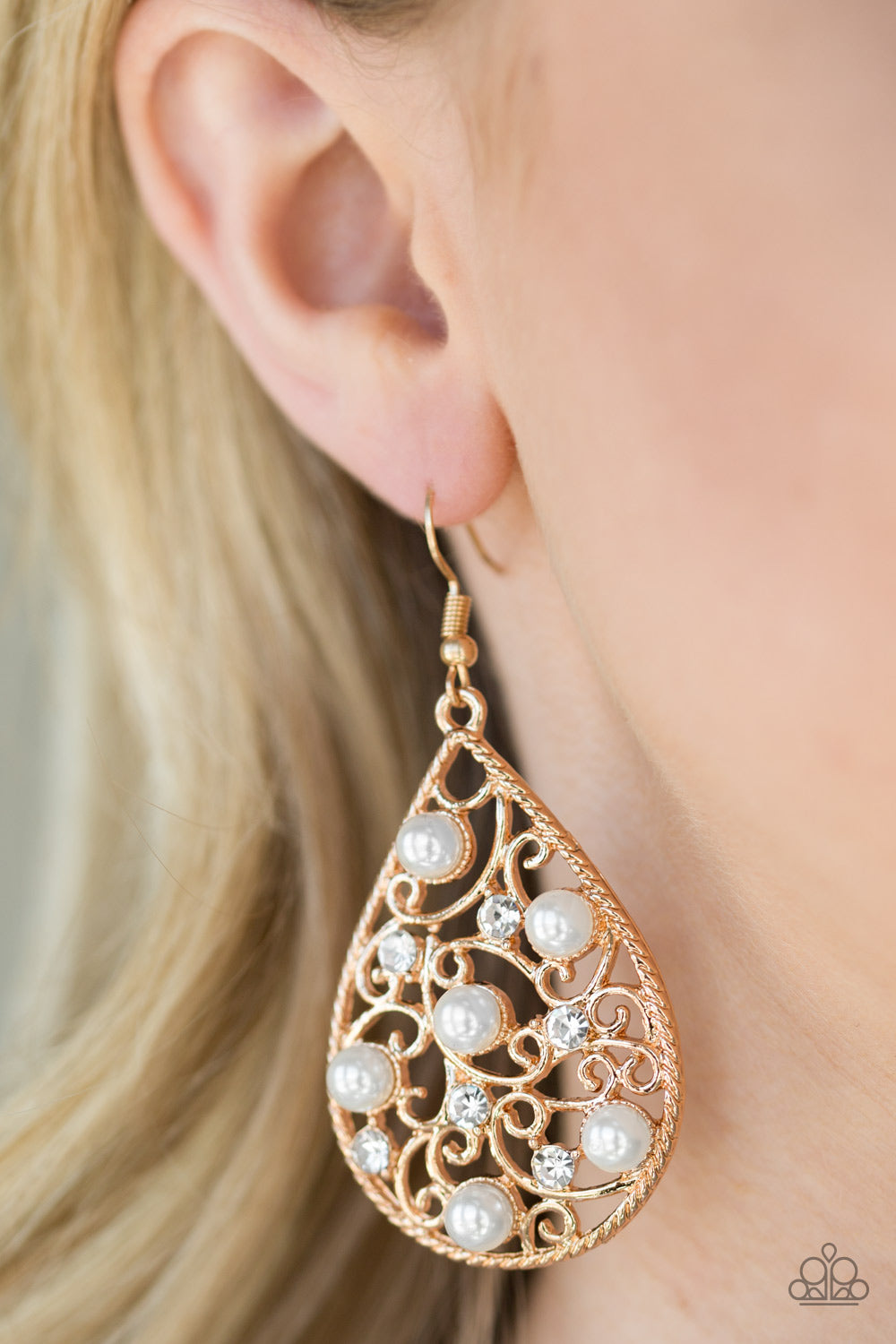 Paparazzi ♥ Glowing Vineyards - Gold ♥  Earrings