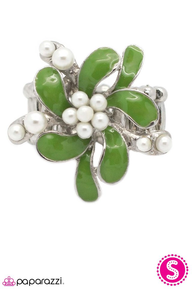 Paparazzi ♥ Petals and Pearls - Green ♥ Ring