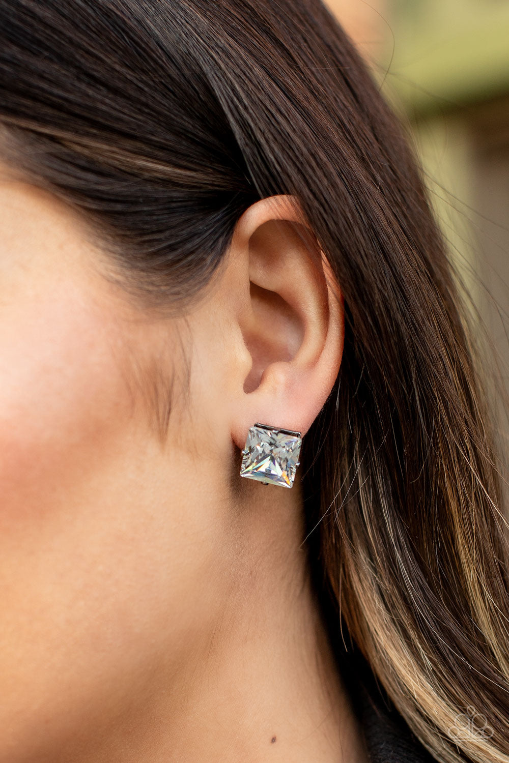 Paparazzi ♥ Prima Donna Drama - Black ♥  Post Earrings