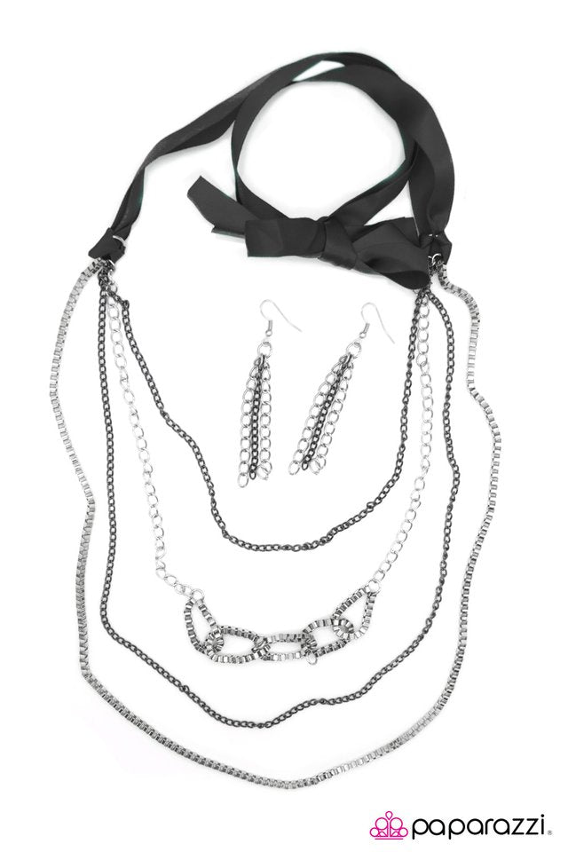 Paparazzi ♥ Delicately Dangerous - Black ♥ Necklace