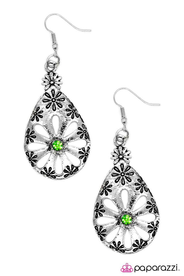 Paparazzi ♥ Daisy Chain - Green ♥ Earrings