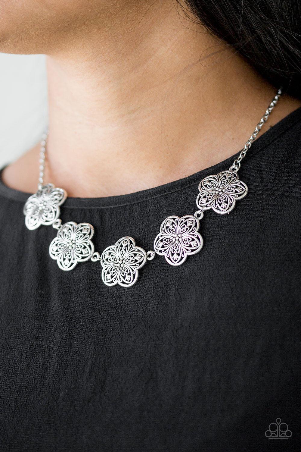 Paparazzi ♥ Garden Groove - Silver ♥  Necklace