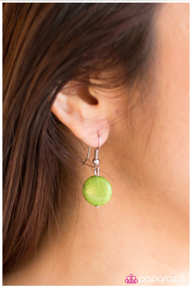 Paparazzi ♥ Just Around the Corner - Green ♥ Necklace