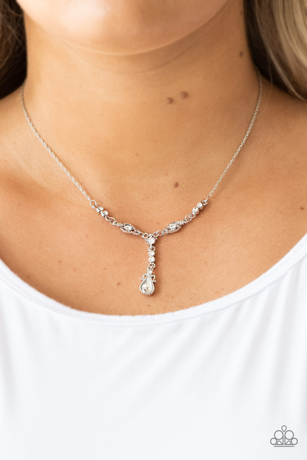 Paparazzi ♥ Diva Dazzle - White ♥  Necklace