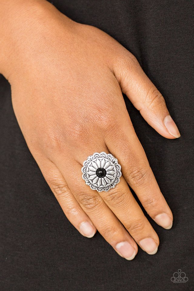 Paparazzi ♥ Daringly Daisy - Black ♥ Ring