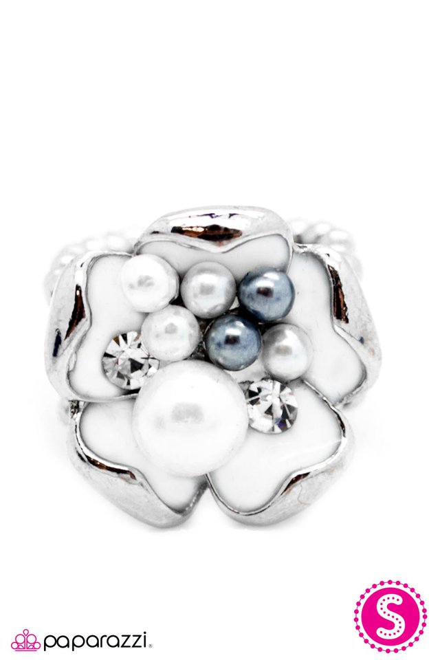 Paparazzi ♥ Settle In - White ♥ Ring