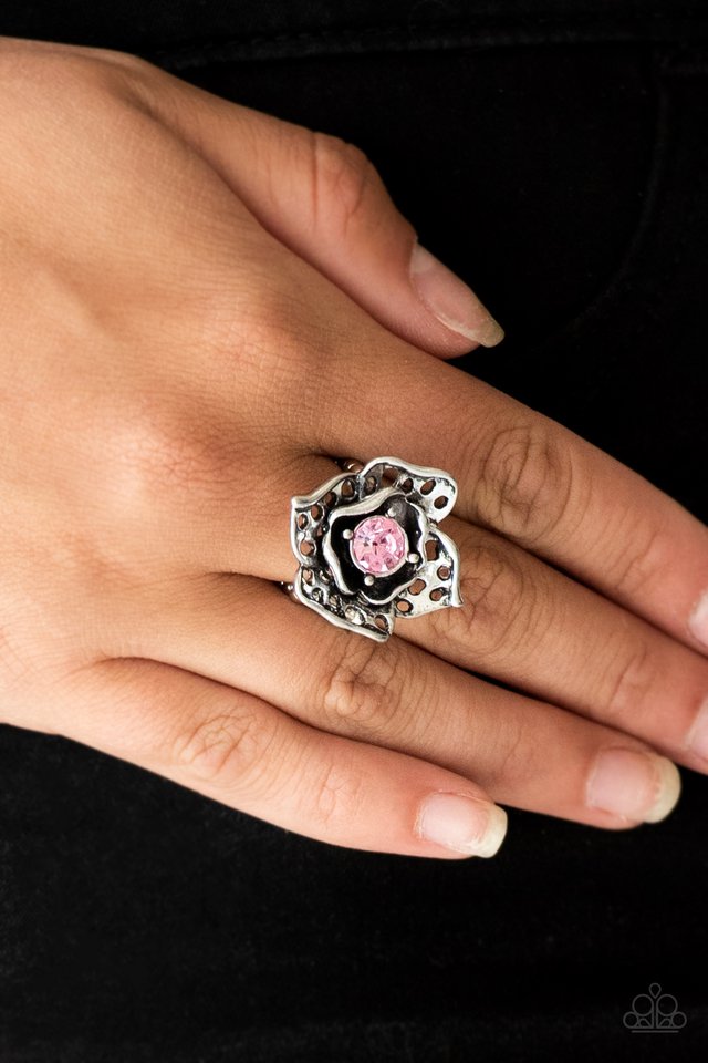 Paparazzi ♥ Glowing Gardens - Pink ♥ Ring