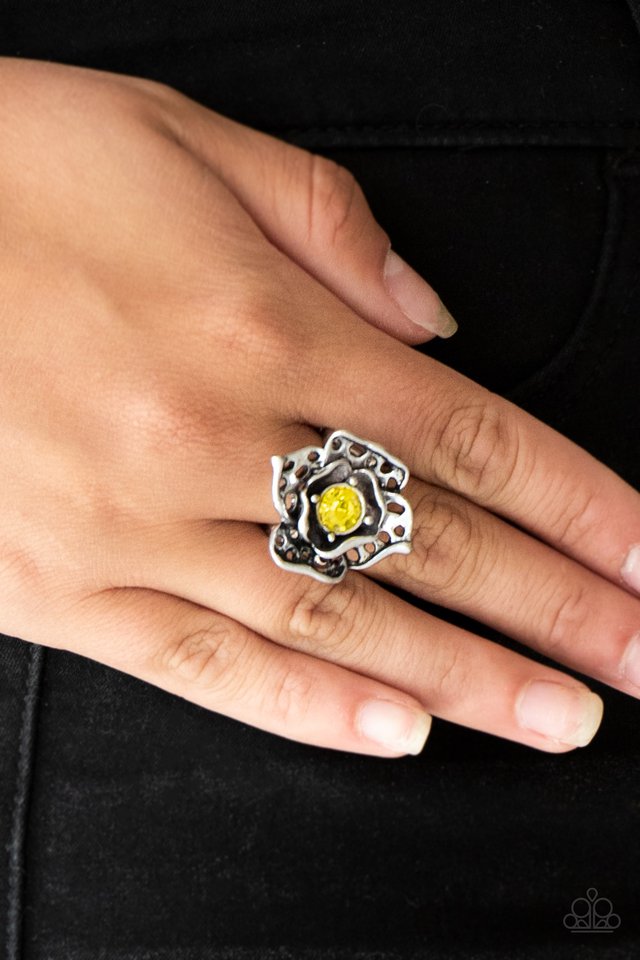 Paparazzi ♥ Glowing Gardens - Yellow ♥ Ring