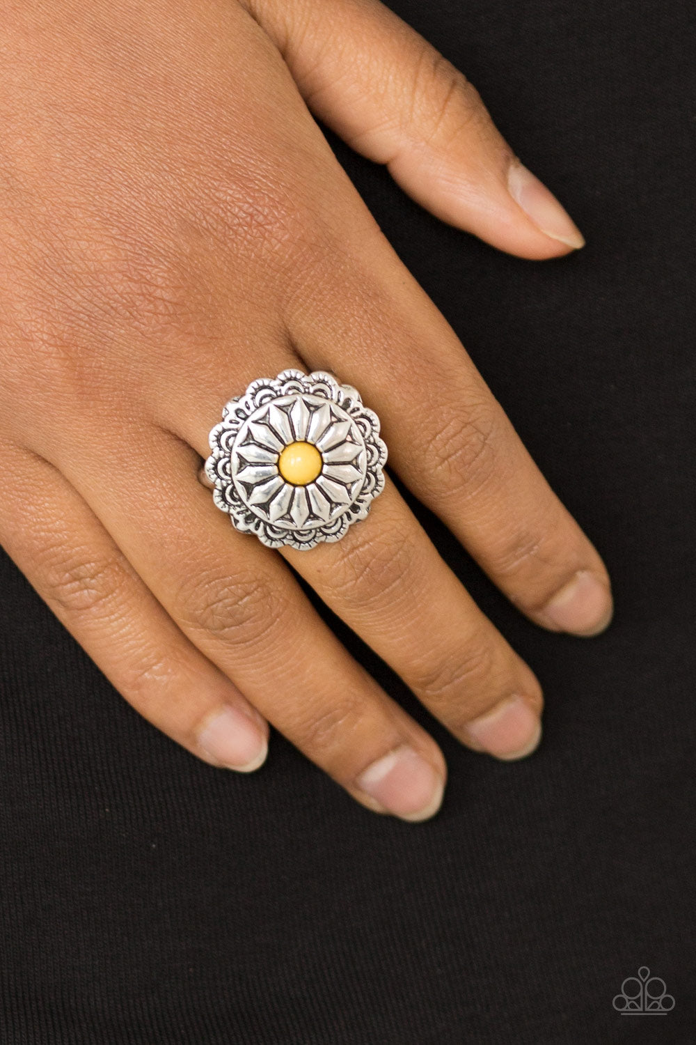 Paparazzi ♥ Daringly Daisy - Yellow ♥  Ring