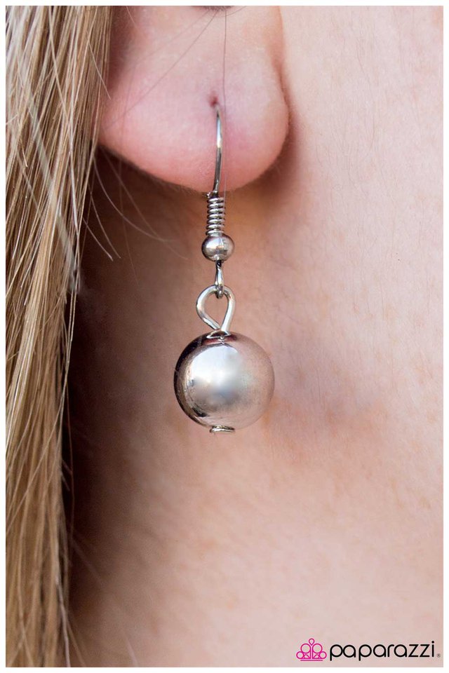 Paparazzi ♥ My Head Is Spinning - Black ♥ Necklace